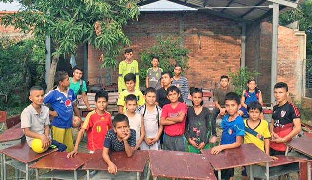 Los niños pintaron y repararon los pupitres para poder realizar programas educativos en su sede. Luis Alfredo Estévez