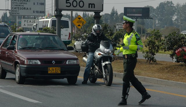 La Policía dispuso de 40 mil efectivos para garantizar la seguridad en las vías del país, específicamente, ocho mil de ellos facilitarán el ‘Plan Retorno’. Colprensa
