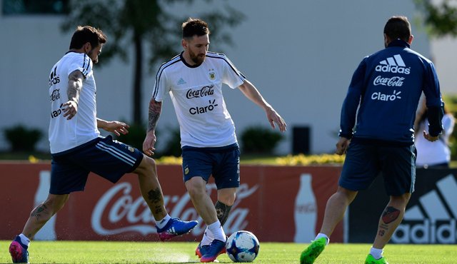 La Albiceleste volverá a encomendarse a la fantasía del mejor futbolista del mundo para salir de una posición que no le sienta bien. El juego empezará a las 6:30 hora colombiana, en el Estadio Monumental de Buenos Aires. AFP