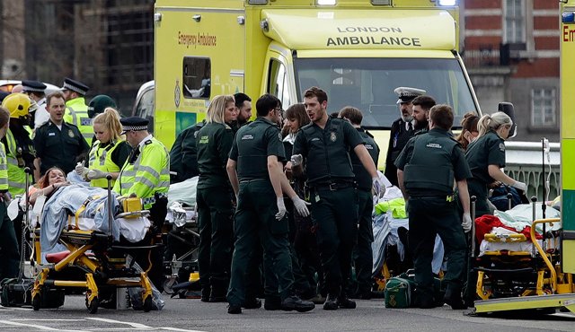Rescatistas dan atención médica cerca del Parlamento en Londres. Un alto jefe policial dijo que el ataque el miércoles fue declarado un incidente terrorista y que se ha iniciado una investigación. AP