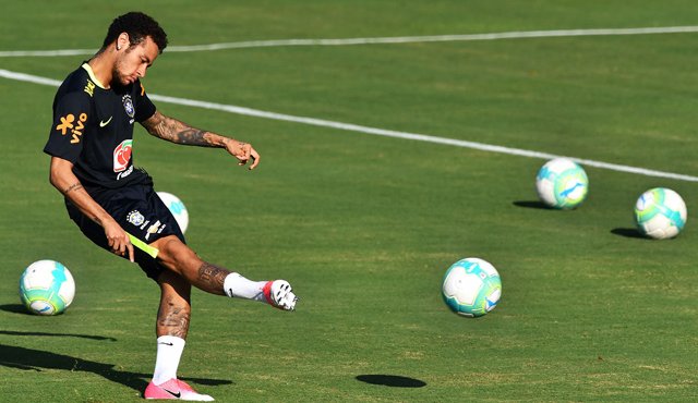 Brasil llega con sus acciones al alza, liderando la clasificatoria regional a Rusia-2018 con un Neymar que muestra cada vez más fútbol en el Barça. El juego será a las 6:00 de la tarde de Colombia, en el Estadio Centenario de Montevideo. AFP