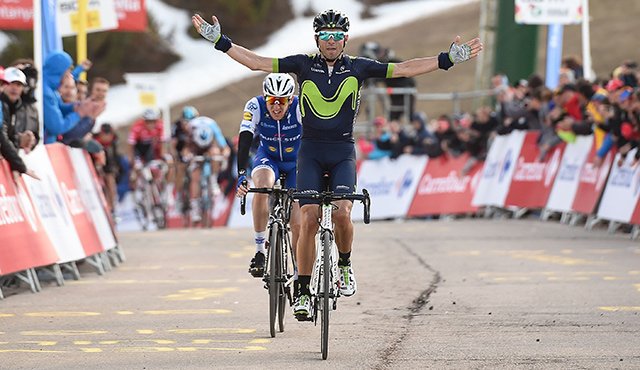 Valverde aguantó la arrancada de Daniel Martin (Quick Step) en los últimos 300 metros de la etapa para superarlo en los últimos metros y entrar primero en la meta. AFP
