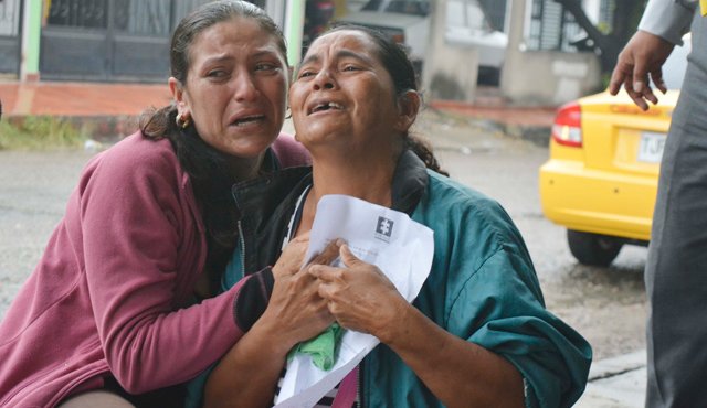 Dolientes de las víctimas en Medicina Legal, en Cúcuta. Iraní Coromoto Morillo Rodríguez, Nelson Segundo y Yeiber José Hernández Muñoz fueron asesinados el viernes en Tibú. Edinsson Figueroa
