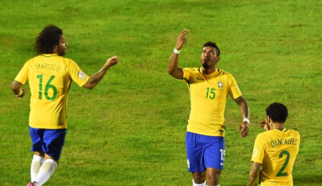 Paulinho fue la figura de la cancha con tres goles; en la gráfica aparece celebrando su segundo tanto. AFP