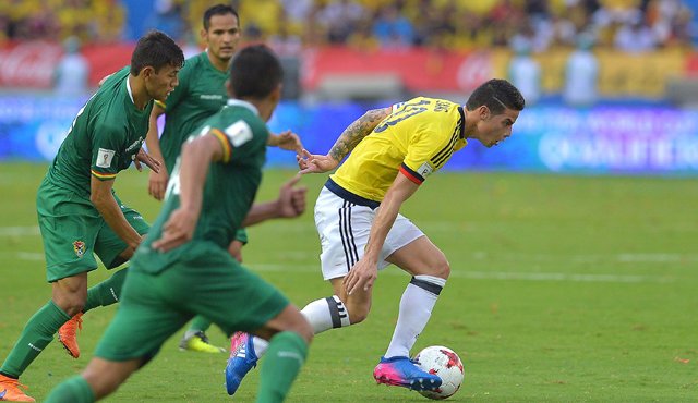 Al minuto 81, James Rodríguez aprovechó el rebote segundos después de cobrar un penal para anotar el primer tanto del partido y del equipo cafetero. AFP