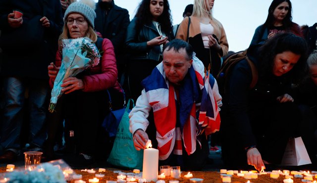 Atendiendo la invitación del alcalde de Londres, Sadiq Khan, decenas de personas asistieron a una vigilia con velas en la Plaza de Trafalgar. AFP