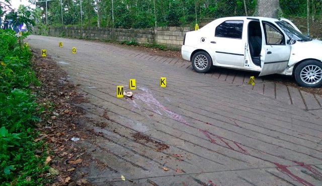 Los dos hombres muertos se movilizaban en este carro marca Renault Logan.