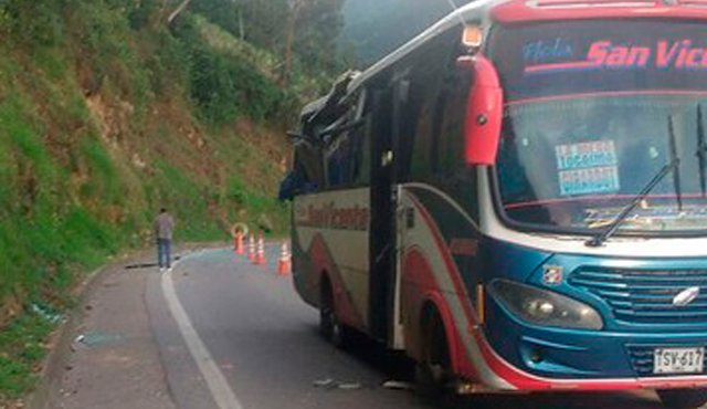 Al parecer, la causa del accidente fue el invierno, que durante los últimos días ha golpeado esta región. Así quedó el vehículo. Colprensa