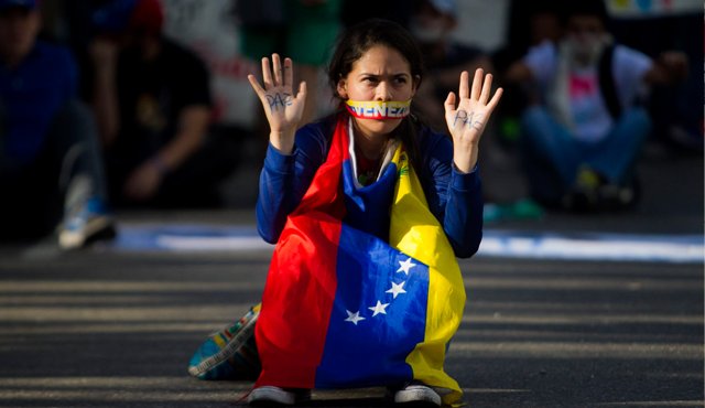 El porcentaje de jóvenes que se encuentran desprotegidos crece con el paso de los días y acuden a la protesta buscando solución a los problemas que enfrenta Venezuela.
AFP