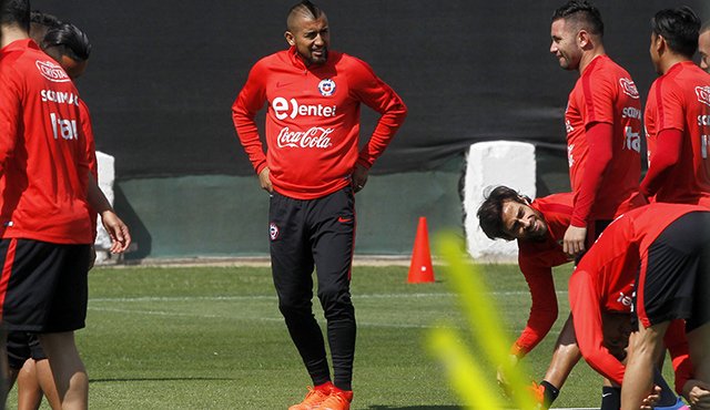 Para este compromiso Chile recuperará a una de las estrellas del equipo: el volante Arturo Vidal, ausente del duelo ante la albiceleste en Buenos Aires por suspensión. AFP