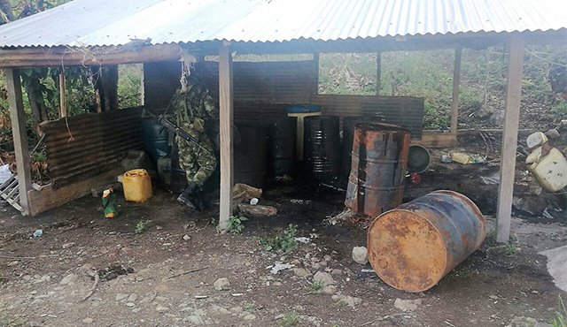 Los uniformados encontraron 300 galones de gasolina, 160 de gasolina preparada, 75 kilos de hoja de coca picada y 50 kilos de cemento, elementos que hacían parte de los insumos para la práctica ilegal. Cortesía