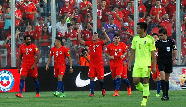 Chile se instaló nuevamente en la zona de clasificación directa para el Mundial Rusia 2018. AFP