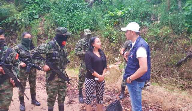 Integrantes del Epl entregaron este lunes a la ingeniera Katherine Higuera, a una comisión humanitaria encabezada por el personero de Teorama, Evert Pallares. Cortesía