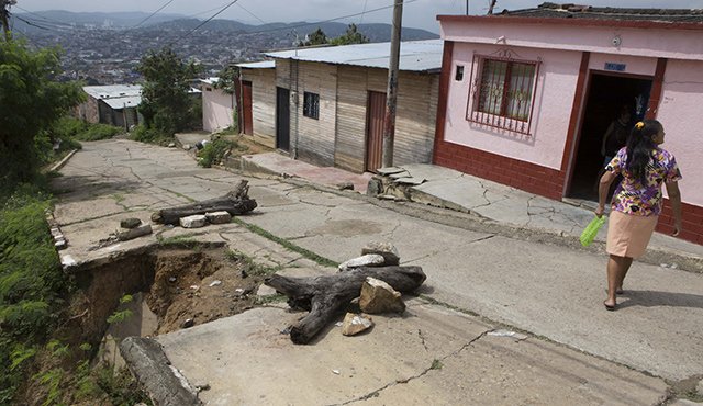 En la calle 2 de Los Alpes las lluvias de los últimos días se llevaron gran parte de la vía y los vecinos están a la espera de la visita de Gestión Municipal de Riesgo de Desastres. Juan Pablo Cohen