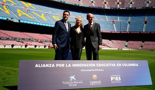 Xavier Bertolin (izquierda), fundador de la Fundación Pies Descalzos, Shakira Mebarak y el vicepresidente de Barcelona Jordi Cardoner en el Camp Nou, este martes. AFP