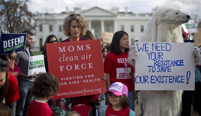 Trump, que ha descrito el calentamiento global como un "bulo" inventado por los chinos, dijo durante su campaña que acabaría con los planes climáticos de Obama y recuperaría los empleos del carbón. AP