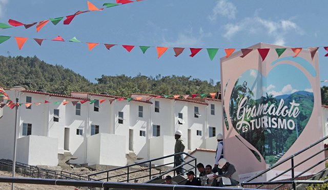 La reconstrucción del pueblo no solo implica la parte física, sino también la activación económica de los habitantes. Archivo