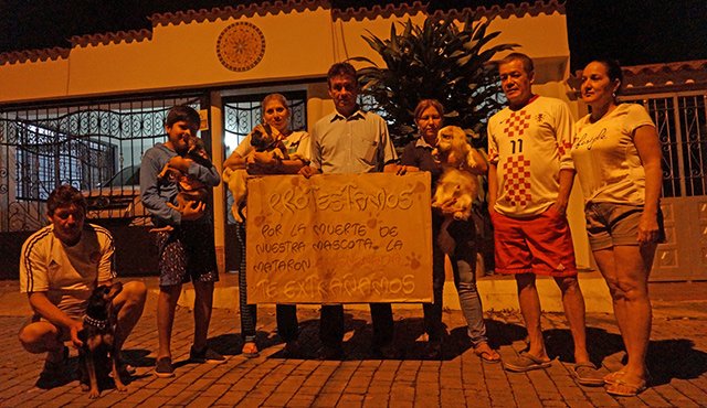 Los habitantes de Villas de Sevilla protestan por los envenenamientos masivos de mascotas en este sector. Angélica Rojas