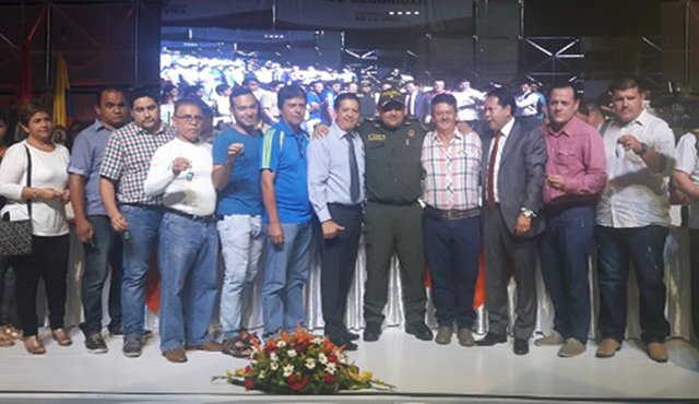 Los representantes de los 30 Frentes Comunitarios recibieron los controles de pánico durante el lanzamiento de este programa de seguridad en la cancha La Ceiba. Cortesía