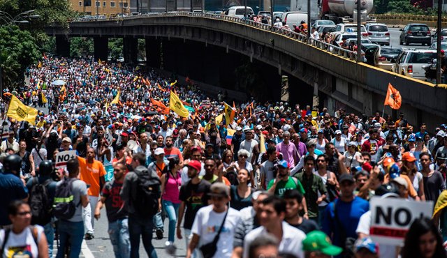 Los manifestantes intentaron llegar a la Defensoría del Pueblo para pedir a su titular, Tareck William Saab, que rechace los fallos judiciales. AFP