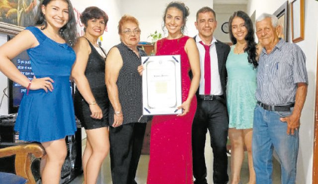 Paula Jáuregui, María Eugenia Silva, Ana de Jesús Ortiz, Jessica Jáuregui (homenajeada), Alfredo Jáuregui, Valentina Jáuregui y Jesús Silva. Cortesía