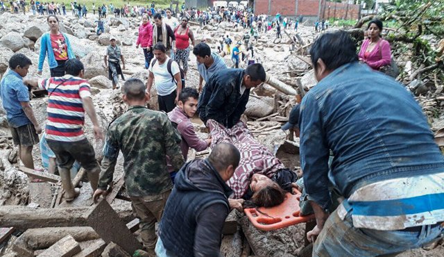 Son más de 200 muertos y 200 heridos por la gran avalancha. AFP