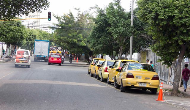 326 páraderos como estos ha aprobado Tránsito a taxistas por toda la ciudad, sin que estos cumplan con la reglamentación exigida por la autoridad en materia de espacio público. Alfredo Estévez