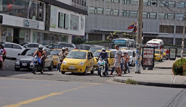 Aseguran que con la medida de placa-día que está en discusión, el gremio sacará de circulación mil taxis diarios. Mario Franco
