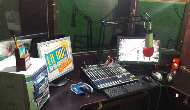 Los equipos y materiales que a diario se utilizan en la emisora fueron donados hace 19 años, cuando empezó a operar como radio comunitaria. Cortesía