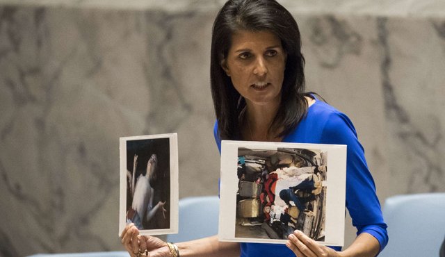 La embajadora de los estados unidos ante las Naciones Unidas, Nikki Haley, muestra fotos de las víctimas del ataque químico sirio, en una reunión de emergencia ayer del Consejo de Seguridad de las Naciones Unidas. AFP