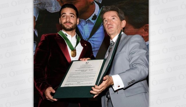 El músico cantó, junto al Gobernador, el himno nacional con el escudo colgado en su pecho. Tomada de Instagram