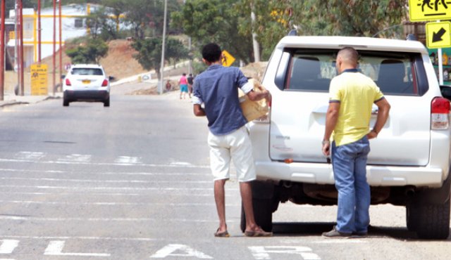 A lo largo del Anillo Vial (zona oriental de la ciudad) la venta de gasolina de contrabando se cumple a plena luz del día sin ninguna resistencia de las autoridades. César Obando