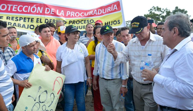 El inspector José Antonio Acevero (último a la derecha), se vio impedido de llevar a cabo a diligencia de cierre de la planta de Terpel. Edinsson Figueroa