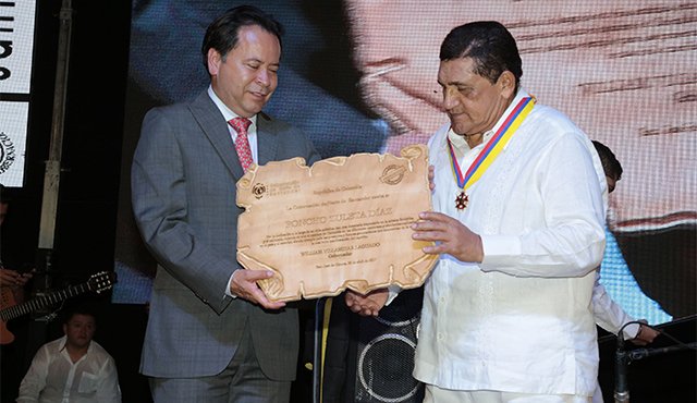El gobernador William Villamizar le hizo entrega de la Gran Cruz Cívica Francisco de Paula Santander a Poncho Zuleta, en un emotivo acto que se cumplió en el Teatro Zulima. Cortesía
