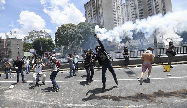 La oposición planea nuevas protestas durante la Semana Santa, cuando los empleados públicos estarán de asueto por orden de Maduro. AFP