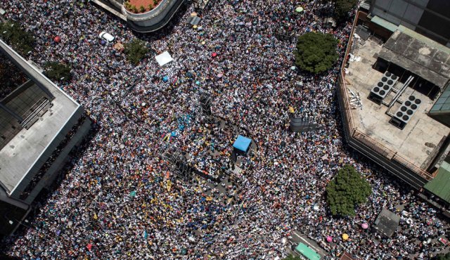 Desde hace días, la oposición ha exigido en manifestaciones, como la de este sábado, que se celebren las elecciones atrasadas y se adelanten los comicios presidenciales. AFP