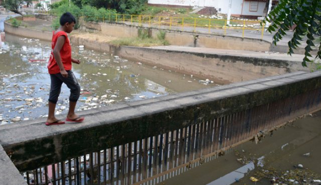Este desarenador ubicado en la calle 19 es un foco de contaminación en el barrio por la falta de mantenimiento y el exceso de residuos que son arrojados allí por los mismos vecinos. Edinsson Figueroa
