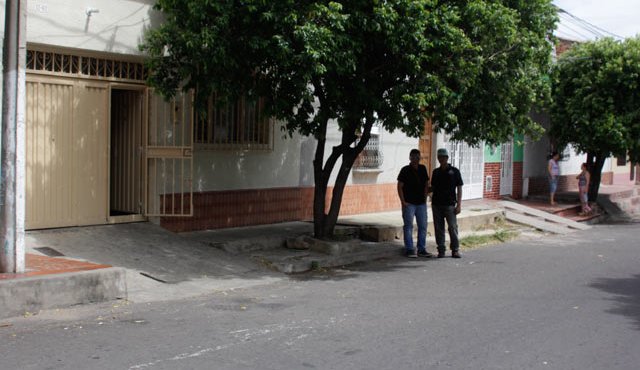 Padre e hijo estaban sentados frente a esta casa cuando llegó al atracador en una moto, de la cual, no se bajó. Archivo