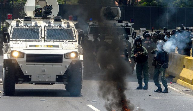 Miles de venezolanos se mantienen en las calles desde hace dos semanas, para rechazar las decisiones del máximo tribunal y el gobierno de Maduro. AFP