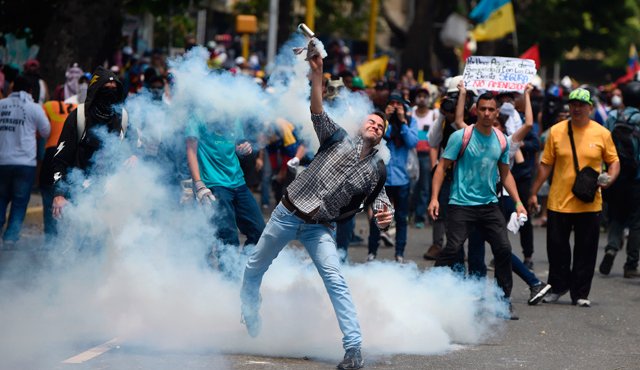 Las autoridades venezolanas emplearon gases lacrimógenos y balas de goma el sábado para dispersar a los opositores de Maduro. AFP