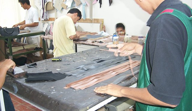 Los negocios familiares que no tienen registros contables, no cotizan salud ni pensión y son los que impulsan el crecimiento del empleo informal en la ciudad. Archivo