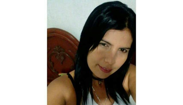 La mujer atacada a puñaladas hasta morir en su cama, donde dormía. Al parecer, una conversación en su celular desató el hecho. Suministrada