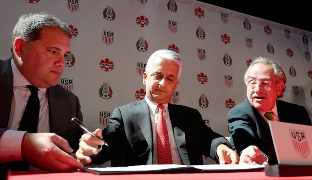 (De izquierda a derecha) Victor Montagliani, presidente de la Federación Canadiense de Fútbol; Sunil Gulati, de la Federación Estadounidense, y Decio de Maria, de la Federación Mexicana. AP