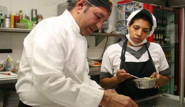 Los chef ajustaron las cartas para ofrecer platos especiales a sus clientes durante la Semana Mayor. Archivo La Opinión