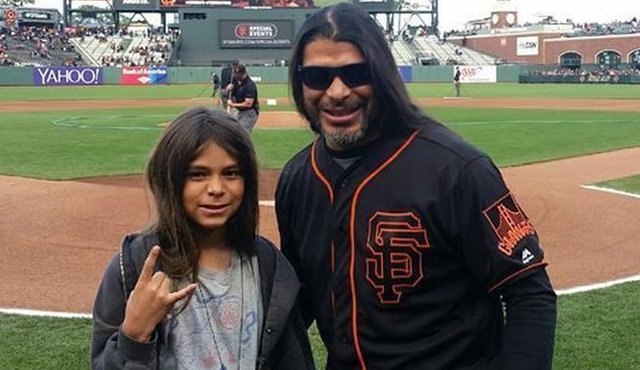 Robert Trujillo y su hijo. Tomada de internet