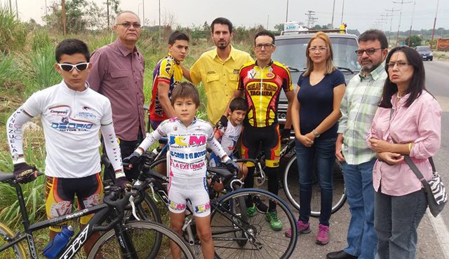 La familia, oriunda de Táchira, viaja con cuatro hijos menores de edad, desde Barinas hasta Caracas. Cortesía