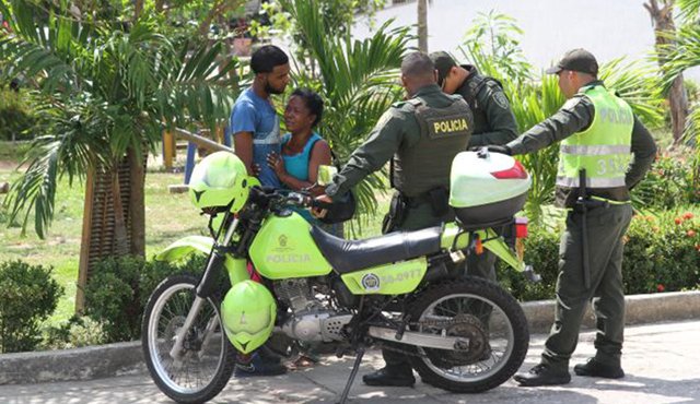 Luego de que balearan a Eliécer Simancas Morelo, su hermano Yesid lo llevó en una moto al Hospital Universitario del Caribe, pero allí llegó muerto. Instantes después, arribó al lugar la madre de la víctima, quien no pudo aguantar las lágrimas al conocer el triste fin de su hijo. Colprensa