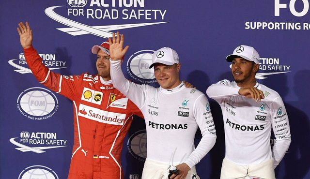 Valtteri Bottas saldrá escoltado por Hamilton (2° lugar) y Vettel (3° lugar). AFP