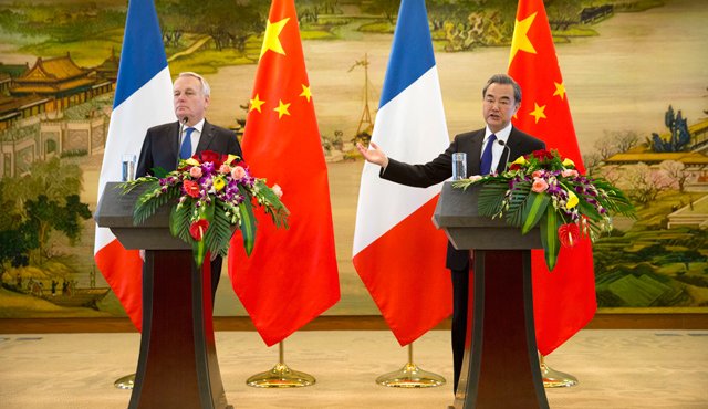 El ministro chino del Exterrior, Wang Yi (a la derecha) da declaraciones a los reporteros en conferencia de prensa conjunta con su colega francés Jean-Marc Ayrault, en el Ministerio de Asuntos Exteriores en Beijing. AP