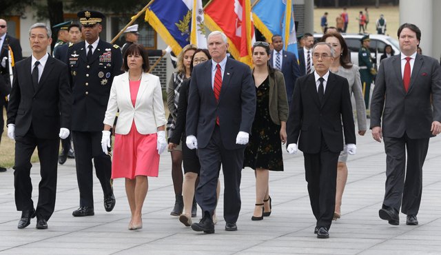 Mike Pence, vicepresidente de Estados Unidos, en su gira por Asia. AFP